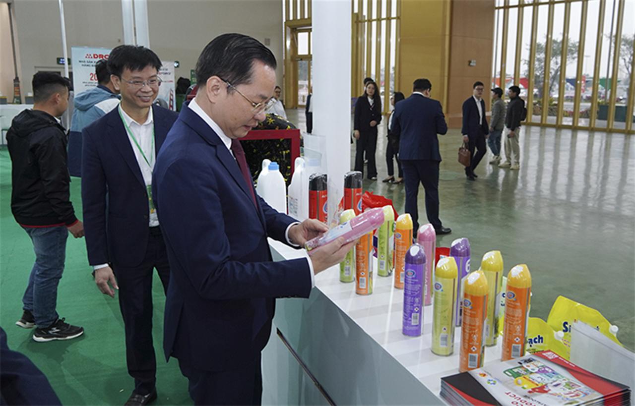 Tổng Giám đốc Vinachem thăm gian hàng tại Hội chợ Mùa Xuân 2026