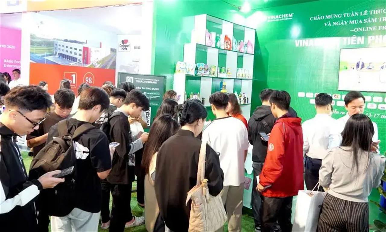 Vinachem's Booth Creates a Positive Highlight at Online Friday 2025