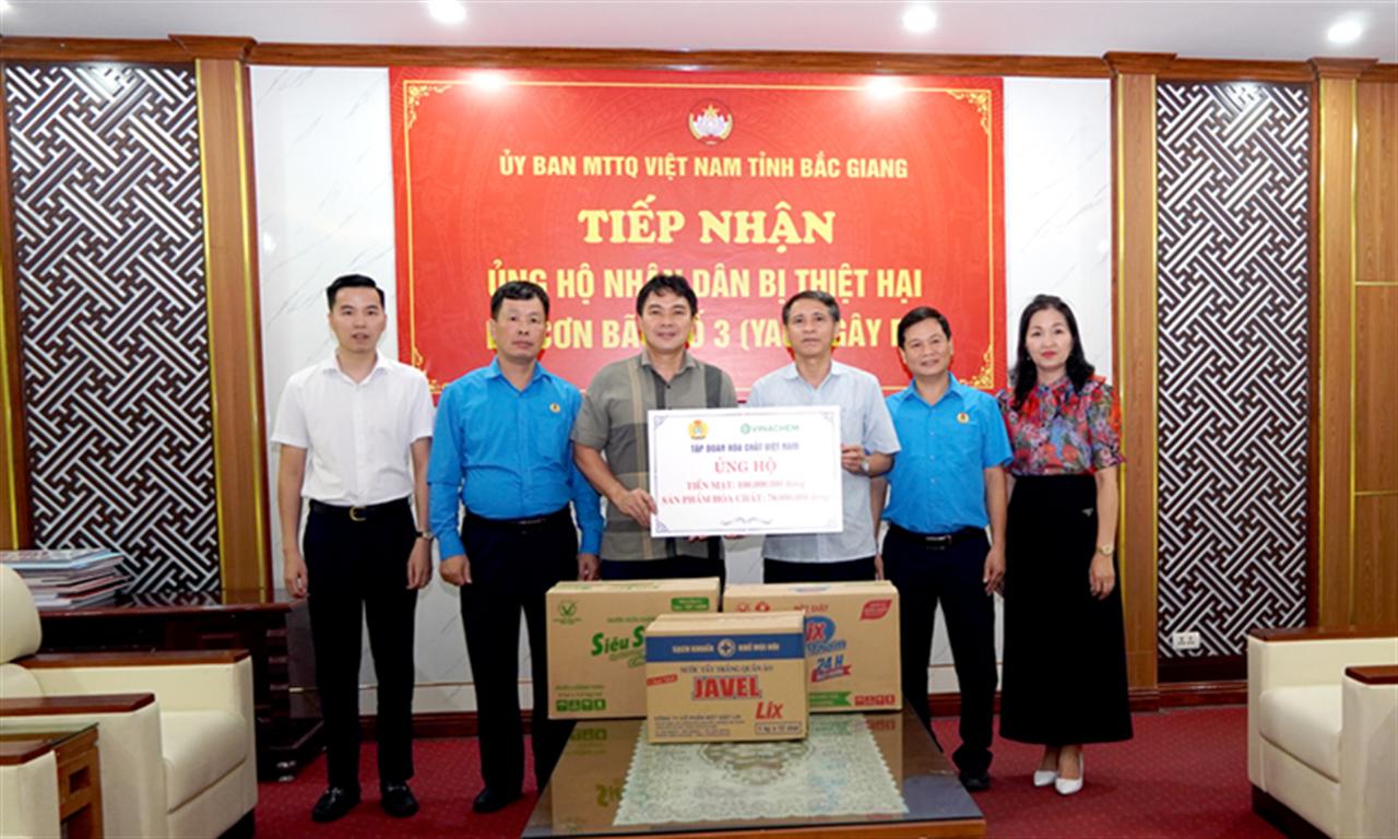 Tập đoàn Hóa chất Việt Nam hỗ trợ bà con bị thiệt hại do bão số 3 tại Bắc Giang