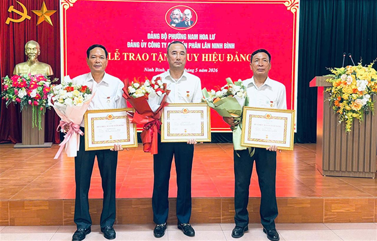 Đảng ủy công ty Cổ phần phân lân Ninh Bình: Trang trọng tổ chức lễ trao tặng huy hiệu 30 năm tuổi Đảng