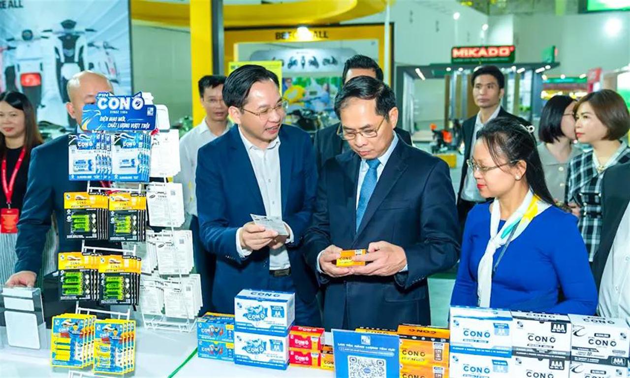 Phó Thủ tướng Bùi Thanh Sơn thăm gian hàng Vinachem tại buổi tổng duyệt – Vinachem đã sẵn sàng cho Hội chợ Mùa thu 2025.