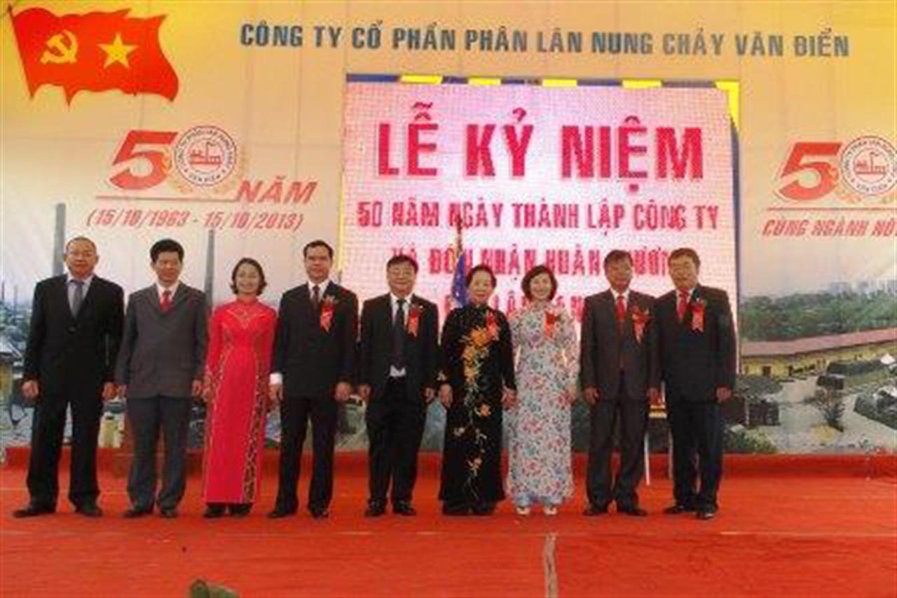 Phân lân Văn Điển đón nhận Huân chương độc lập hạng Nhì