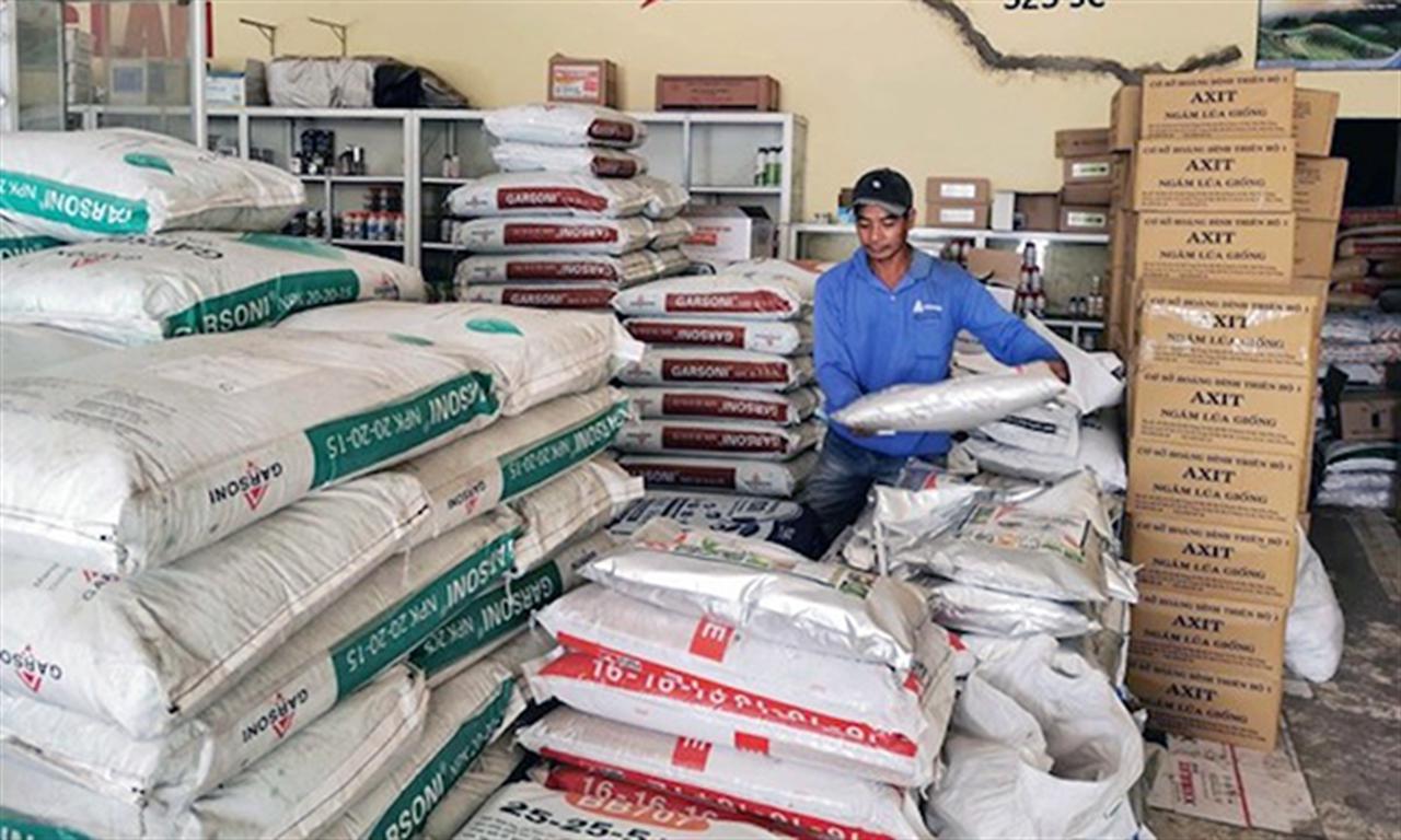 Doanh nghiệp “xin” chịu thuế GTGT để “hạ nhiệt” giá phân bón