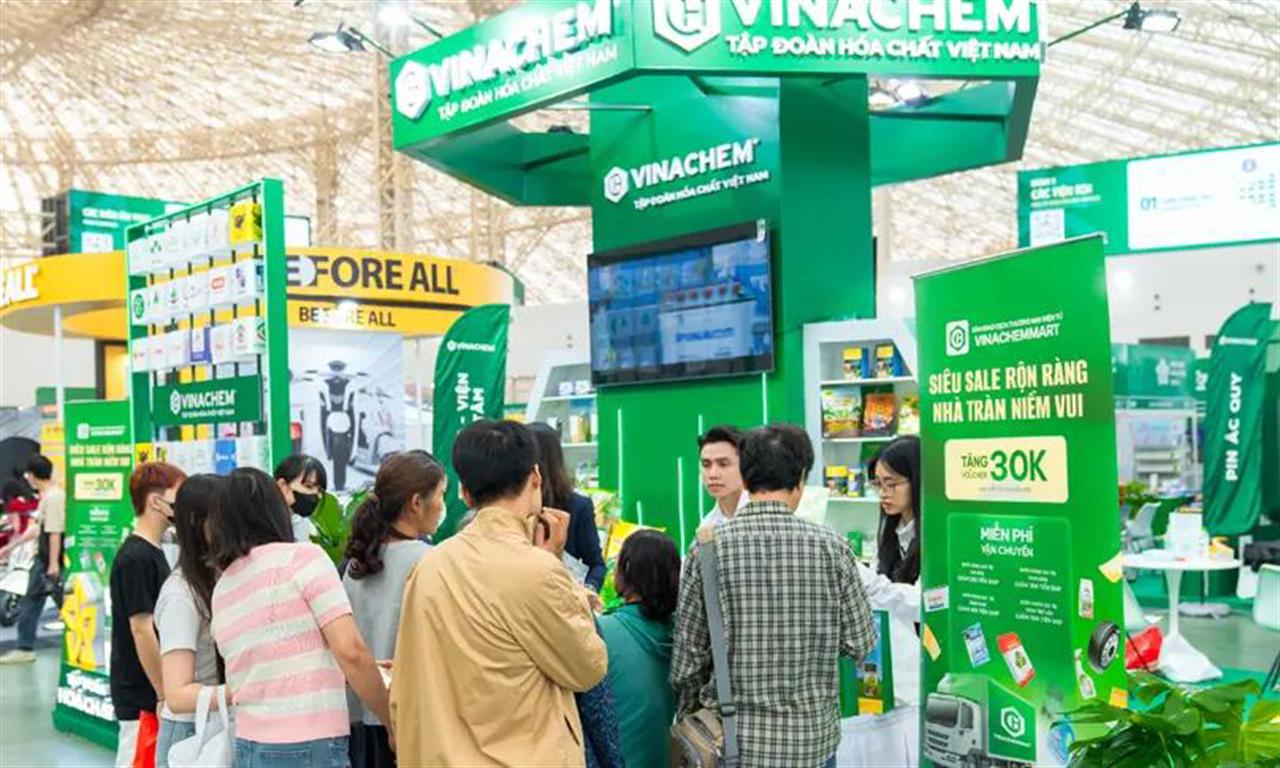 Vinachem ấn tượng ngày đầu mở cửa Hội chợ Mùa Thu 2025