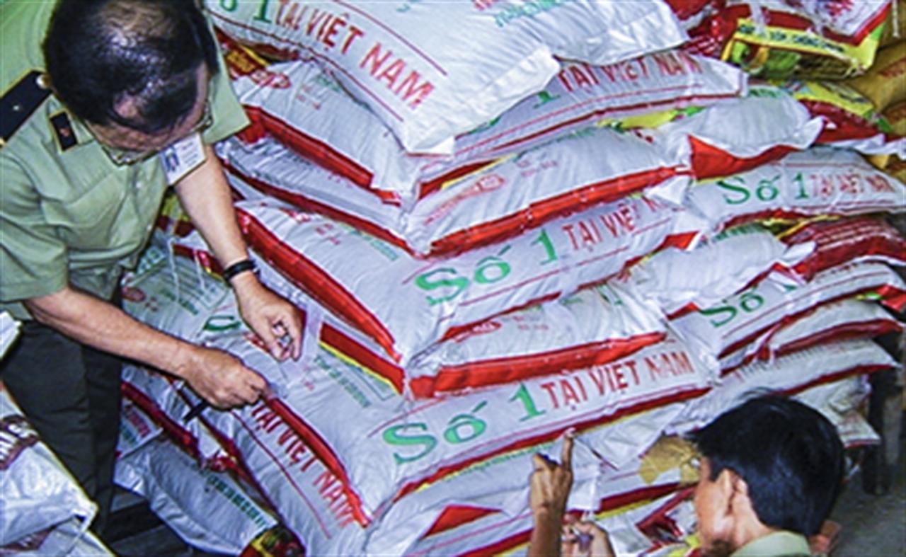 Đồng bằng sông Cửu Long: Phân bón làm bằng... cát, gạch và phẩm màu