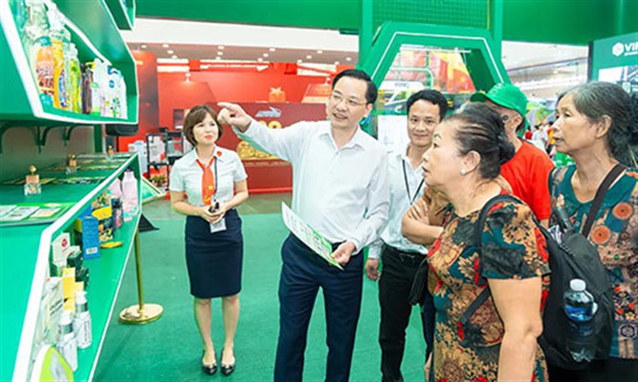 General Director And CEO of Vinachem Personally Visits Exhibition Booth and Listens to Consumers