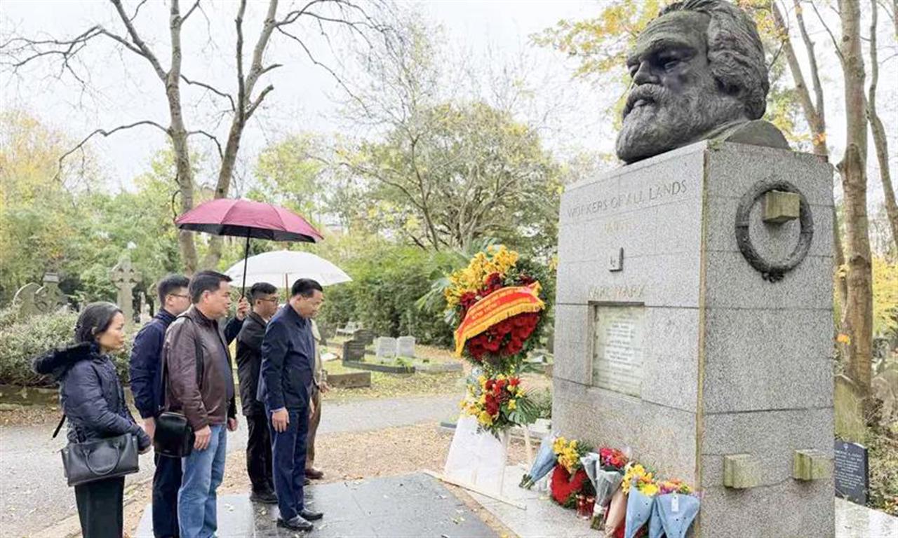 Đoàn Tập đoàn Hóa chất Việt Nam dâng hoa tưởng niệm danh nhân Karl Marx.