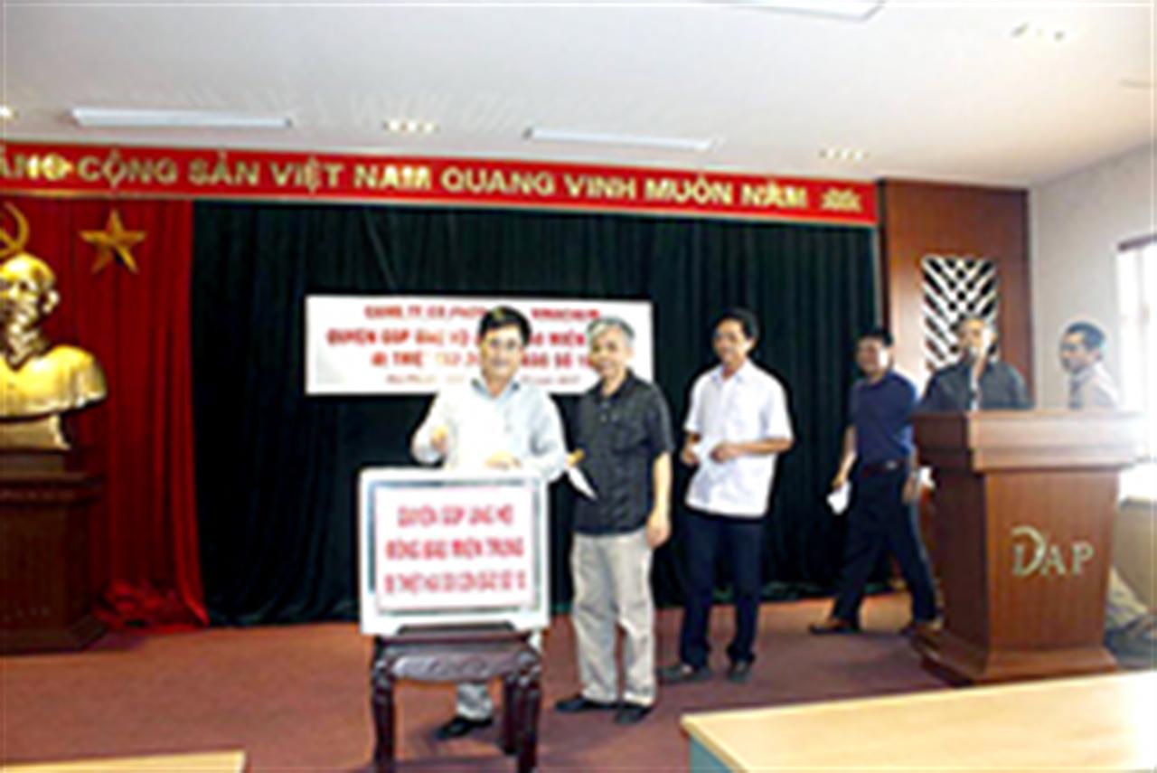 Công ty CP DAP - VINACHEM: Quyên góp ủng hộ đồng bào miền Trung bị thiệt hại do cơn bão số 10
