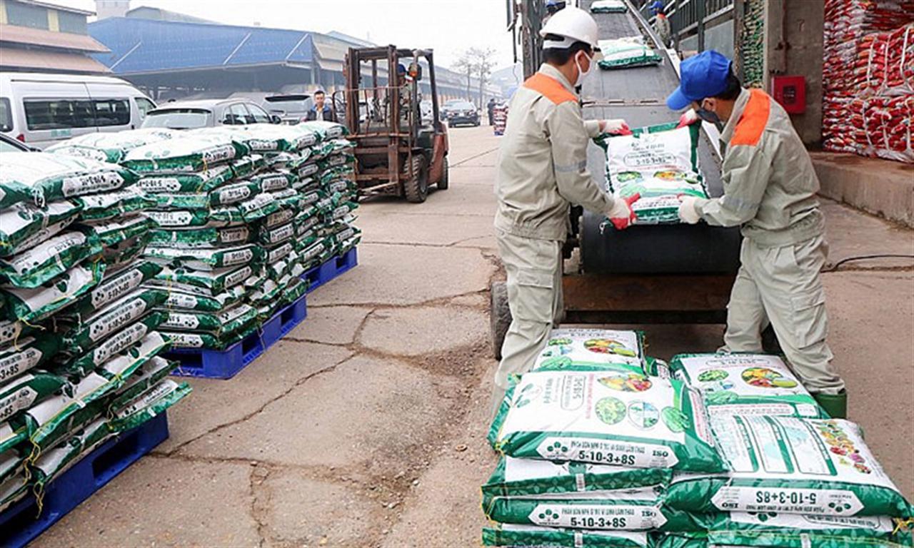 Giá phân bón tiếp tục xu hướng tăng