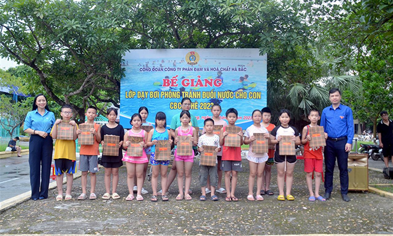 ĐẠM HÀ BẮC: 125 cháu là con CBCNV Công ty được rèn luyện kỹ năng bơi,  phòng chống đuối nước hè 2023