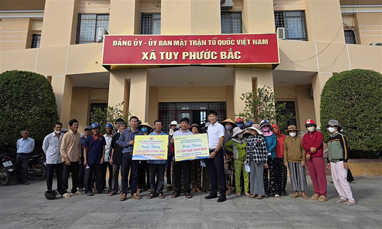 Đạm Ninh Bình trao tặng 190 tấn phân bón hỗ trợ đồng bào vùng lũ khôi phục sản xuất vụ Đông Xuân 2025-2026