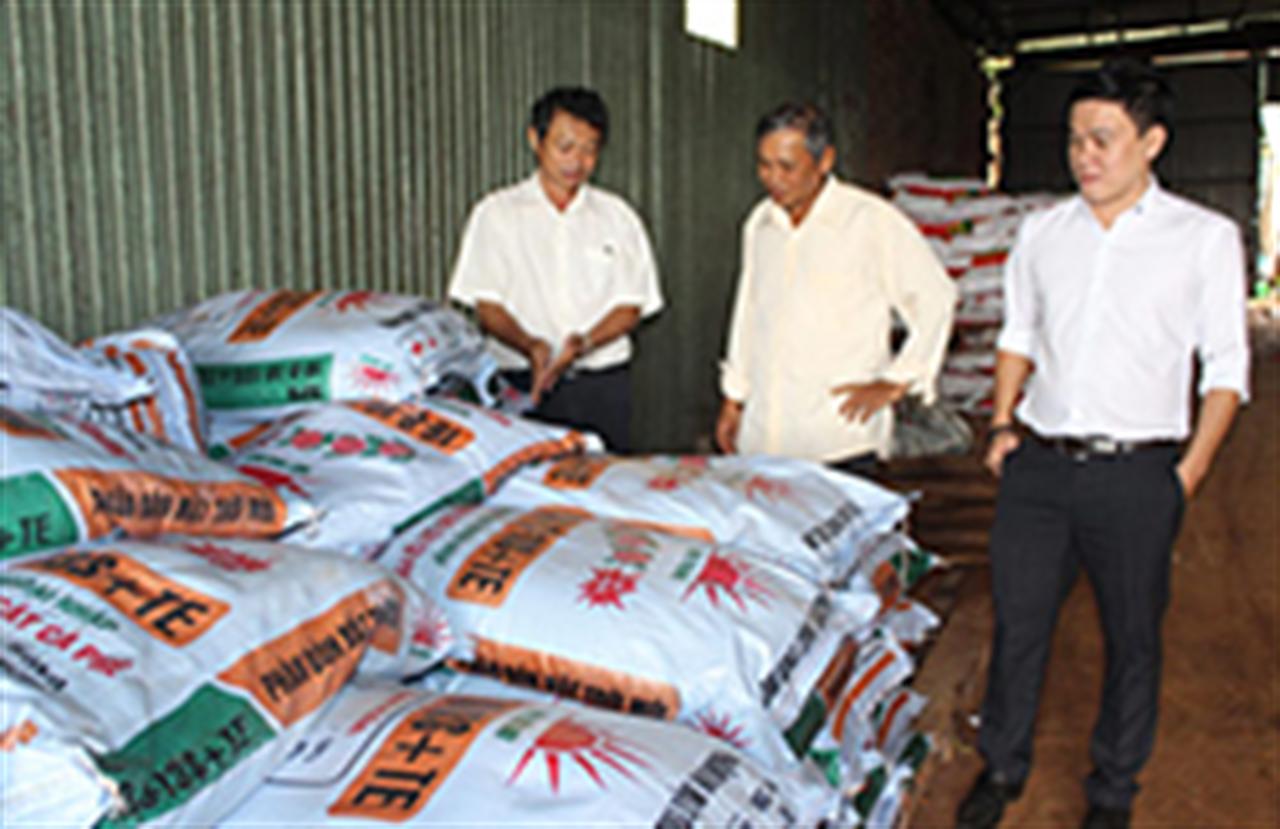 Bát nháo thị trường phân bón NPK: Doanh nghiệp xoay xở tiêu thụ