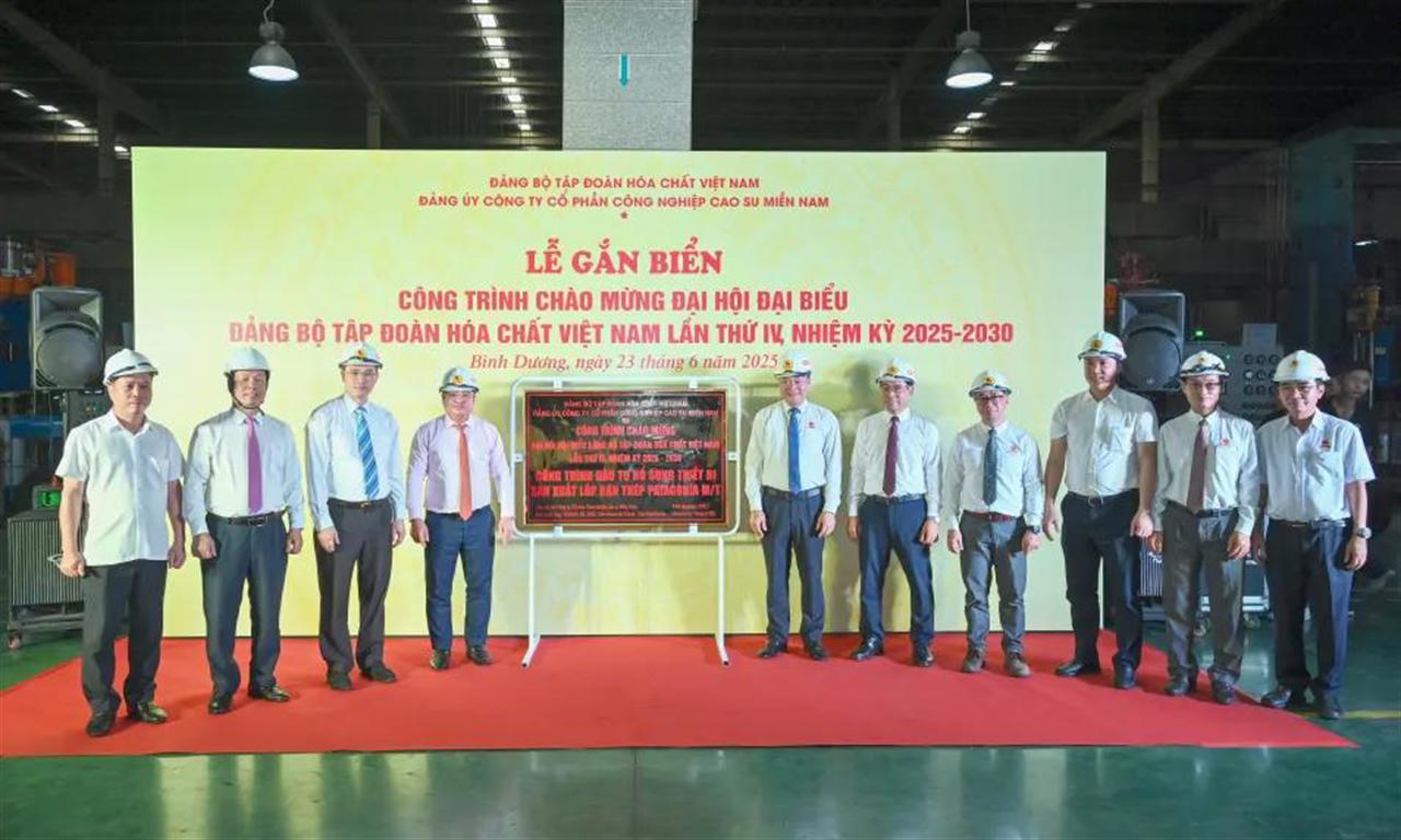 Casumina gắn biển công trình sản xuất lốp bán thép Patagonia M/T chào mừng Đại hội Đảng bộ Tập đoàn Hóa chất Việt Nam lần thứ IV