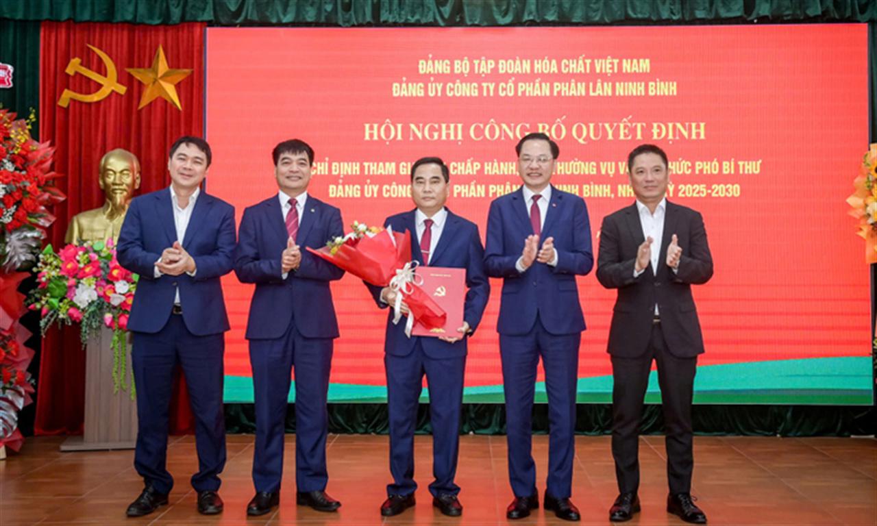 Công ty Cổ phần Phân lân Ninh Bình công bố quyết định bổ nhiệm Phó Bí thư Đảng ủy, Giám đốc Công ty