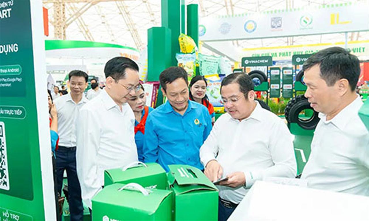 Vinachem Leadership Visits Exhibition Booth "80 Years on the Journey of Independence - Freedom - Happiness"