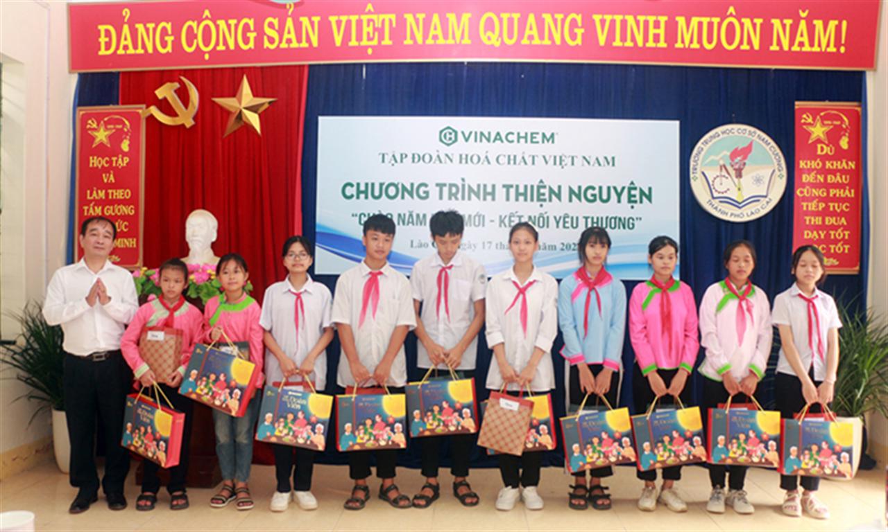 Công đoàn Cơ quan Tập đoàn Hóa chất Việt Nam với Chương trình thiện nguyện " Chào năm học mới - Kết nối yêu thương"