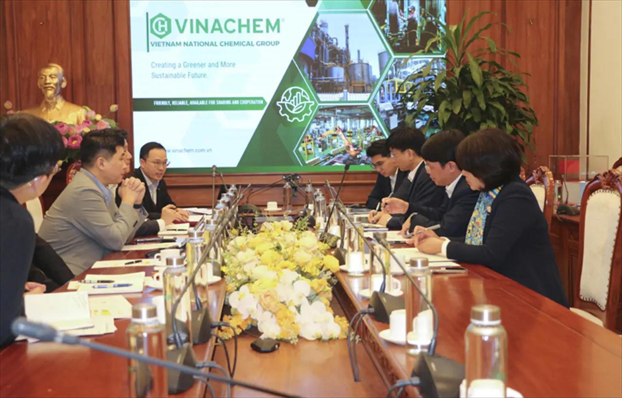 Vietnam National Chemical Group Holds Working Session with LX International Group