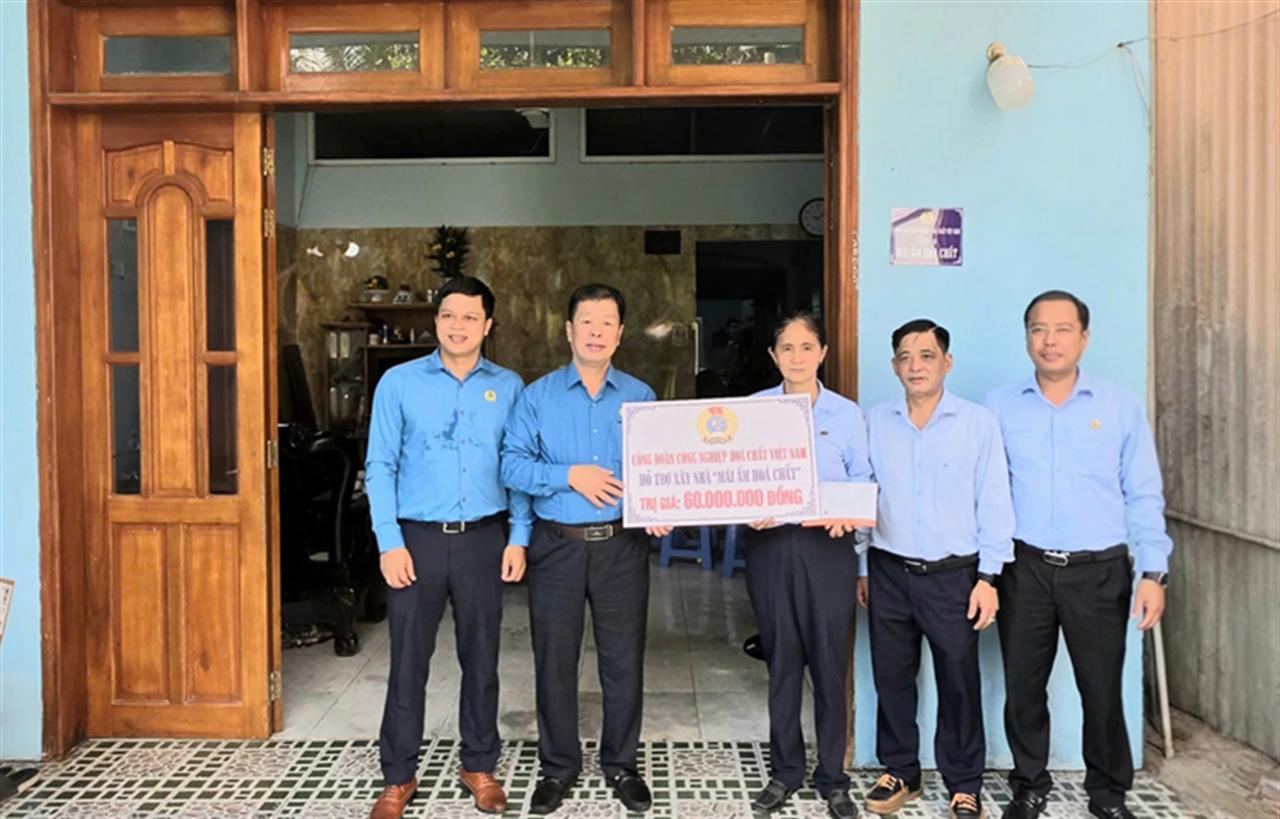 Công đoàn Công nghiệp Hóa chất Việt Nam trao hỗ trợ “Mái ấm Công đoàn” tại Phân bón Miền Nam