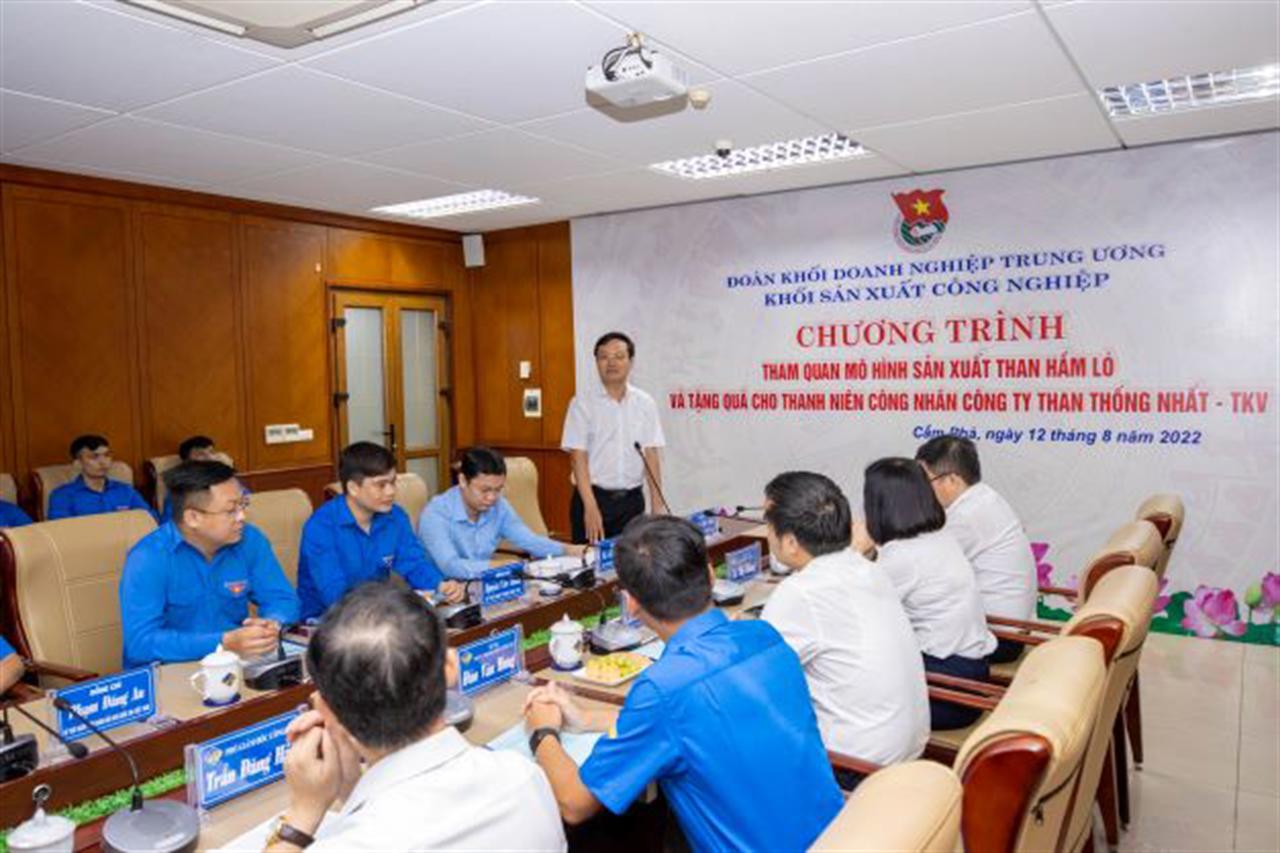 Cụm Đoàn Khối sản xuất công nghiệp thăm, tặng quà cho thanh niên công nhân của TKV