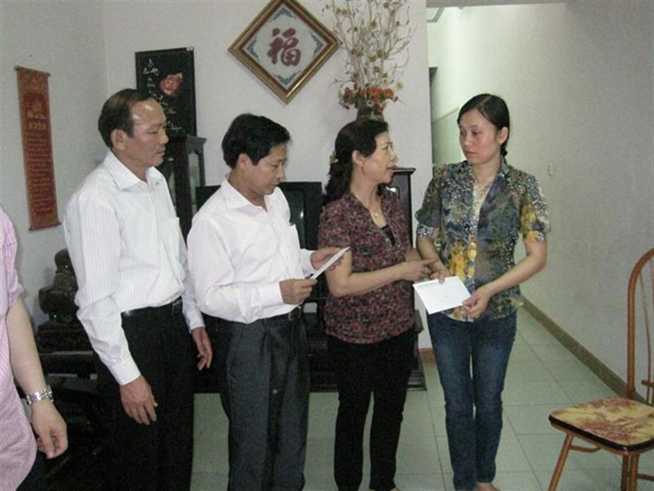 Công đoàn CN HCVN thăm và tặng quà công nhân lao động