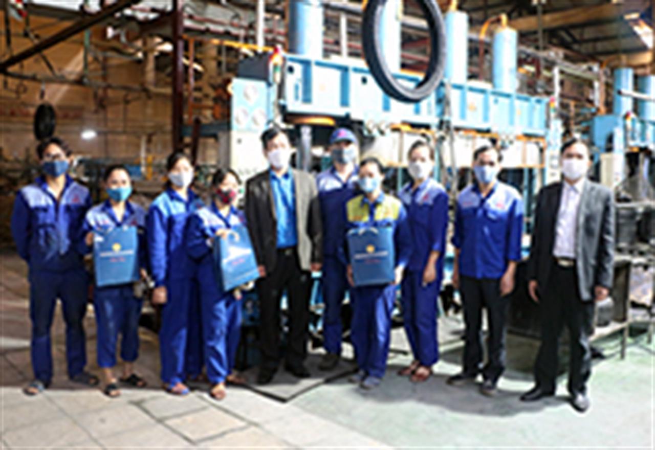 Công đoàn Công nghiệp Hóa chất Việt Nam tặng khẩu trang, nước rửa tay sát khuẩn cho NLĐ