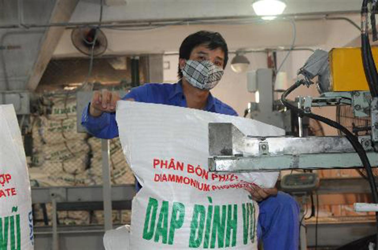 Phân bón DAP nội bị “tấn công”