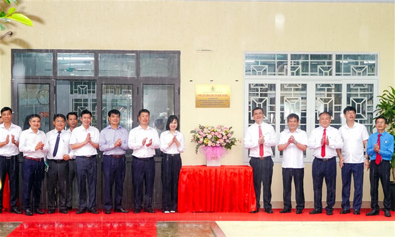 Gắn biển công trình chào mừng kỷ niệm 95 năm Ngày thành lập Công đoàn Việt Nam