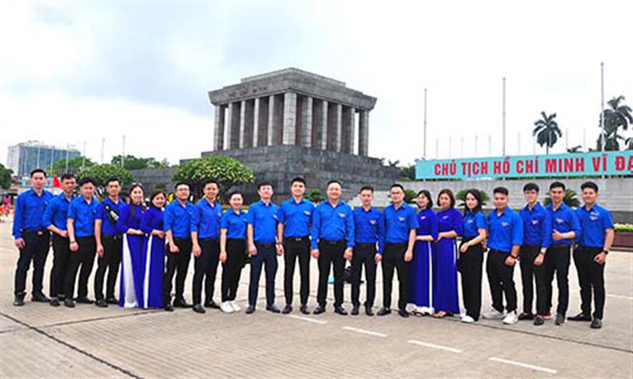Đoàn Thanh niên Tập đoàn Hóa chất Việt Nam dâng hoa viếng lăng Chủ tịch Hồ Chí Minh