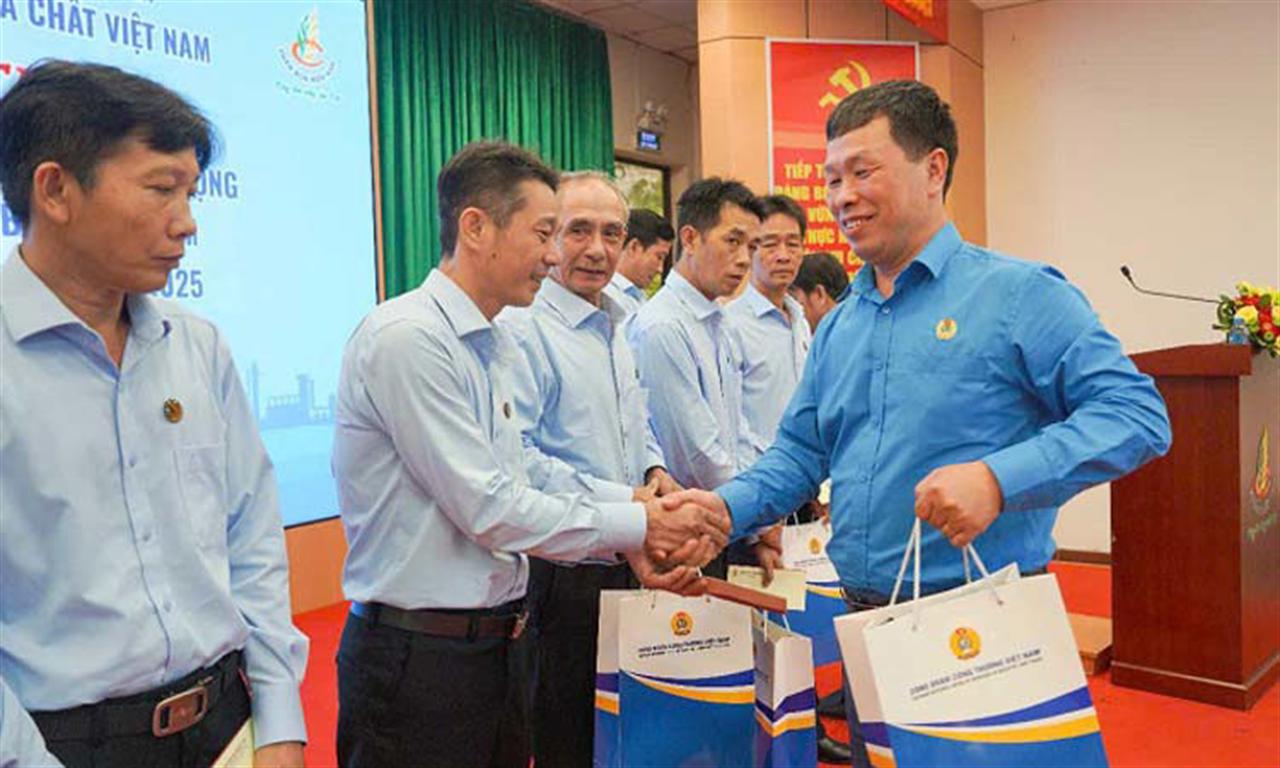 Trao 45 suất quà cho người lao động Phân bón Miền Nam nhân Tháng Công nhân