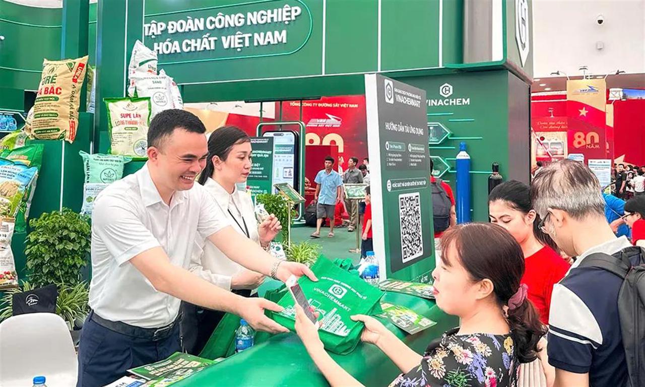 Người tiêu dùng yên tâm và yêu thích sản phẩm phân bón Vinachem tại triển lãm