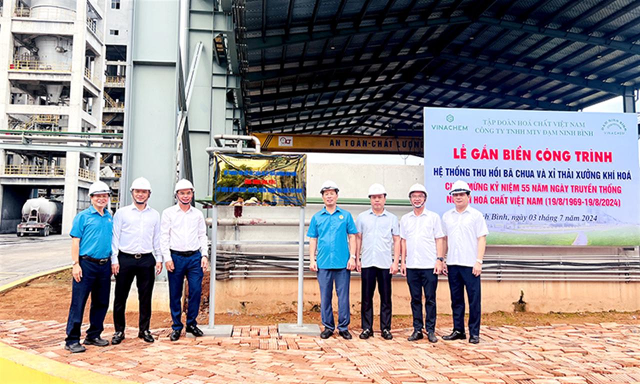 Gắn biển công trình tại Công ty TNHH MTV Đạm Ninh Bình