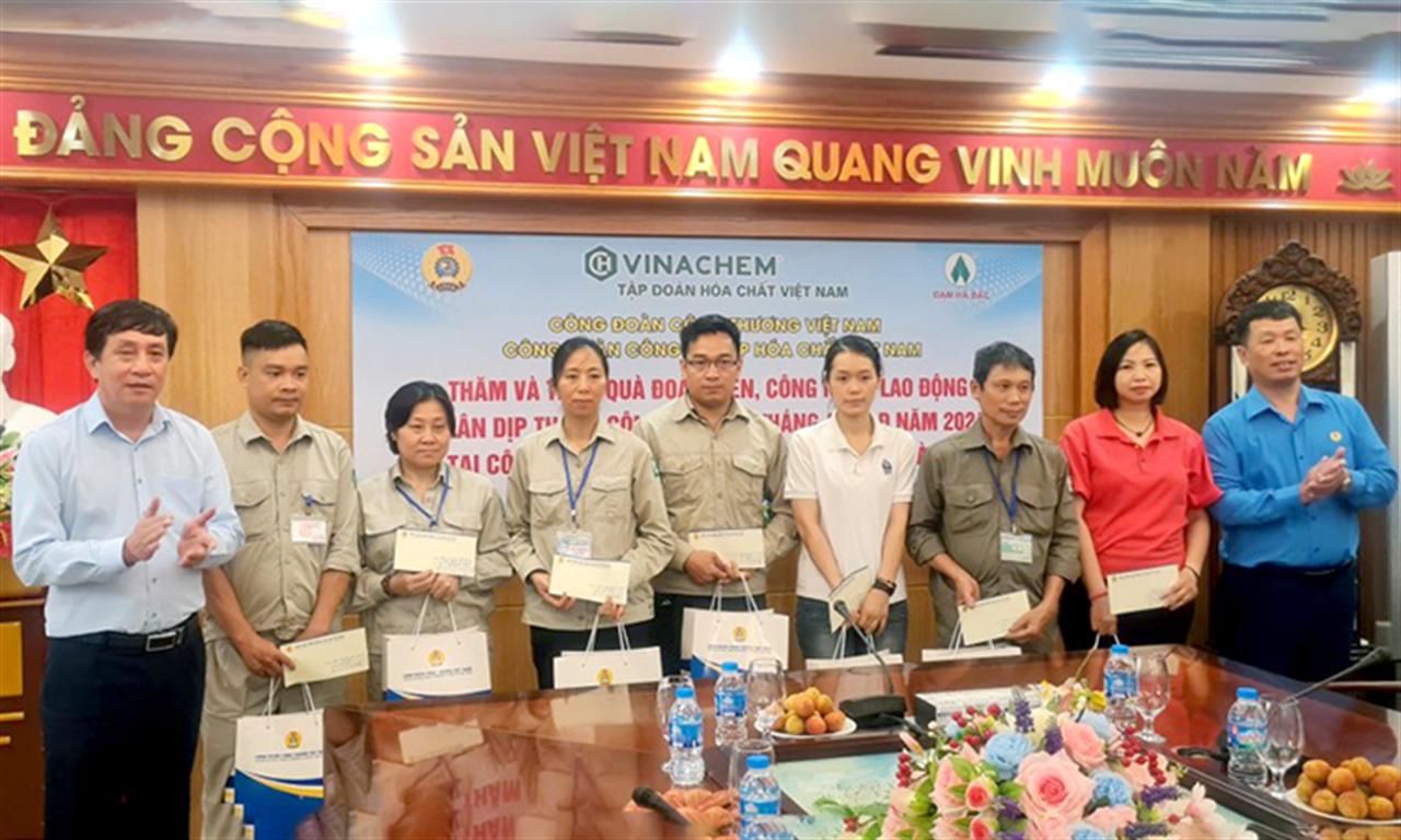 Công đoàn Công Thương VN, CĐ Công nghiệp Hóa chất VN tặng quà cho CNLĐ có hoàn cảnh khó khăn nhân Tháng Công nhân.