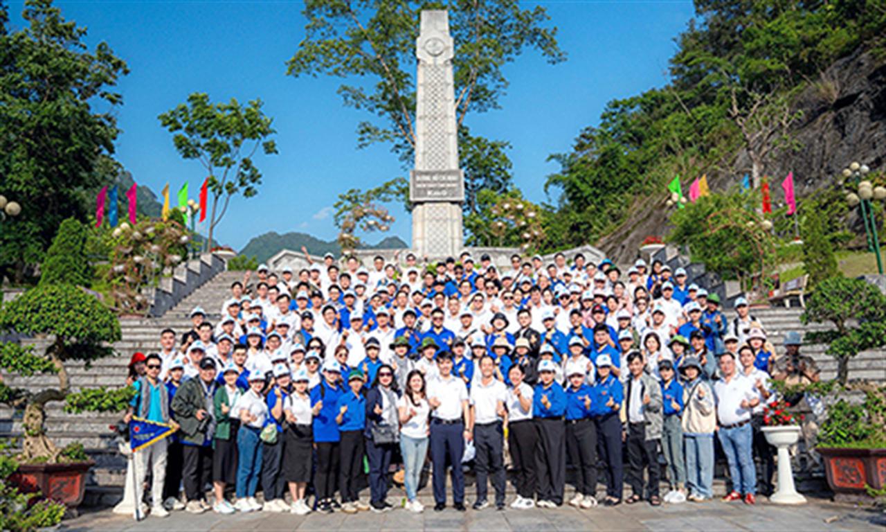 Đảng ủy Công ty Cổ phần Bột giặt LIX tổ chức về nguồn năm 2024 tại Cao Bằng