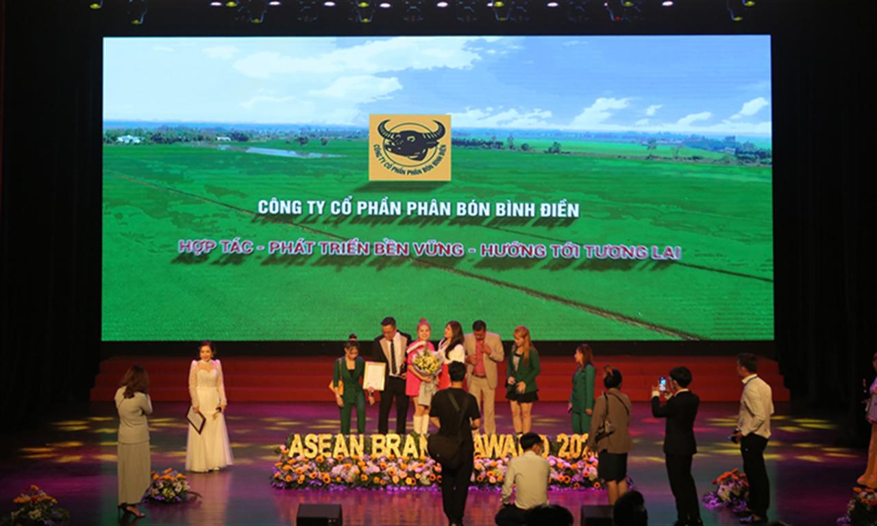 Công ty CP Phân bón Bình điền đón nhận danh hiệu "TOP 10 Thương hiệu mạnh ASEAN 2022"