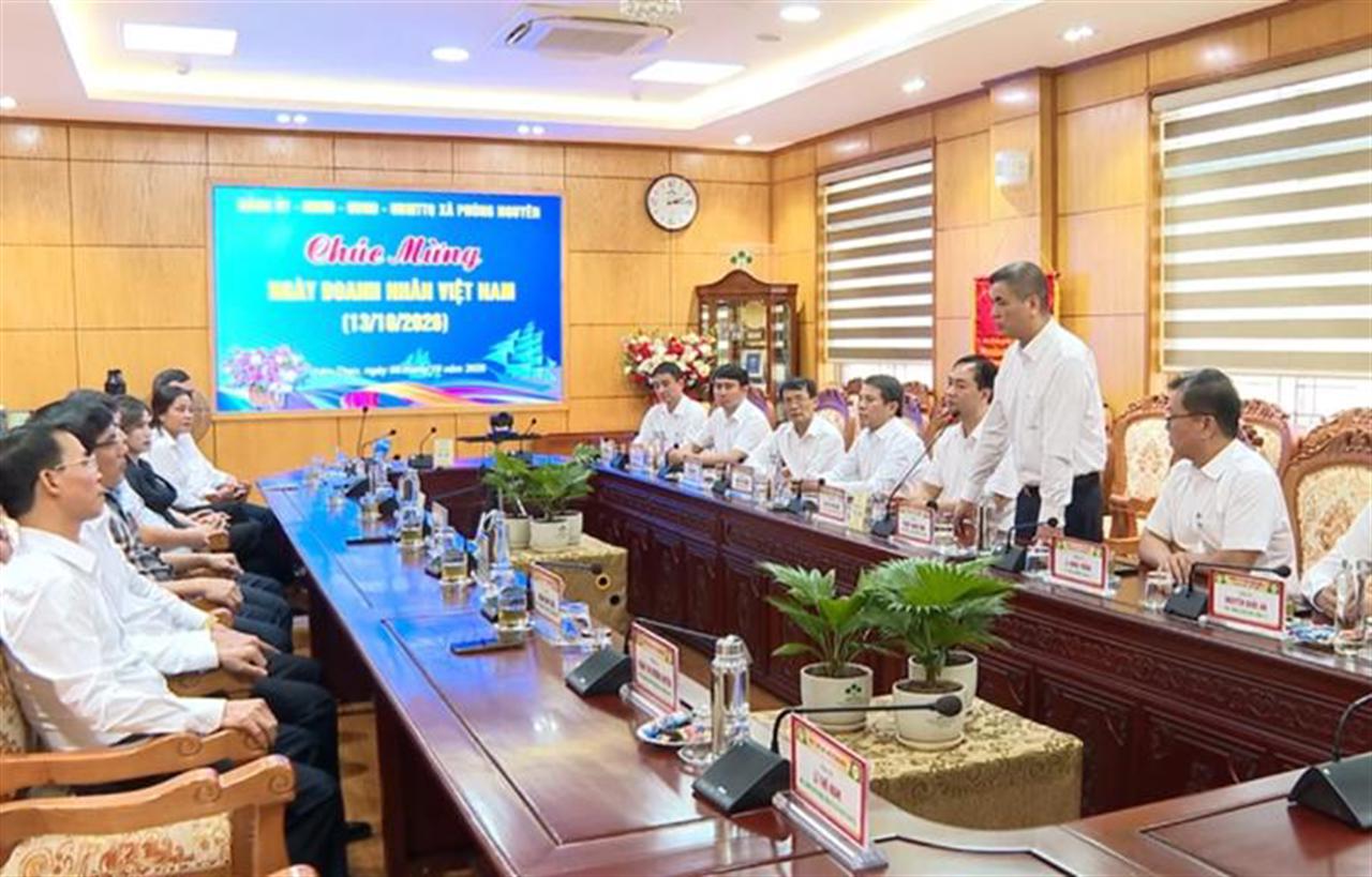 Supe Lâm Thao đón nhận lời chúc mừng nhân Ngày Doanh nhân Việt Nam