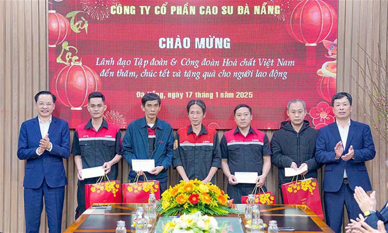 Đồng chí Nguyễn Hữu Tú, Tổng giám đốc Tập đoàn Hóa chất Việt Nam thăm, tặng quà Người lao động Công ty CP Cao su Đà Nẵng
