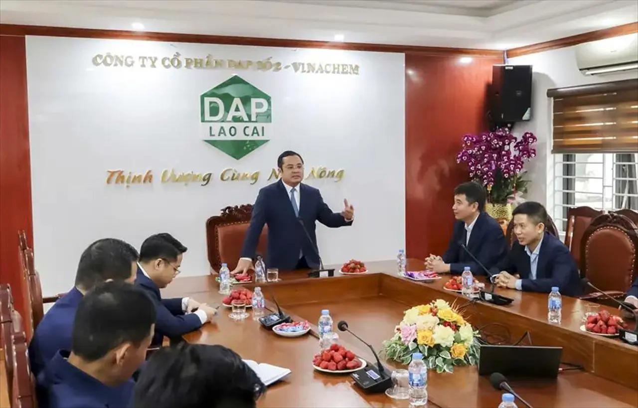Comrade Secretary of the Party Committee and Chairman of the Members’ Council of Vietnam National Chemical Group visits and works with DAP No.2 – Vinachem Joint Stock Company on the occasion of Early Spring 2026