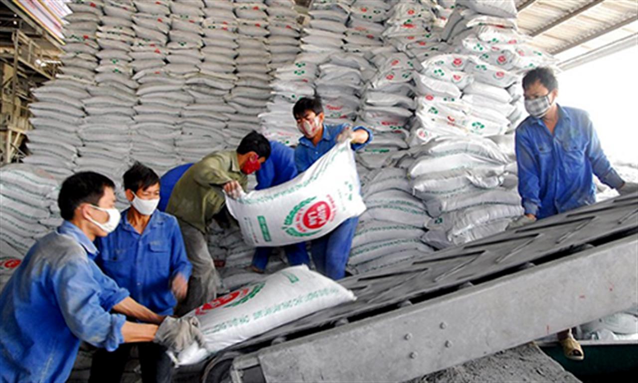 Giá các loại phân bón tăng mạnh theo giá dầu