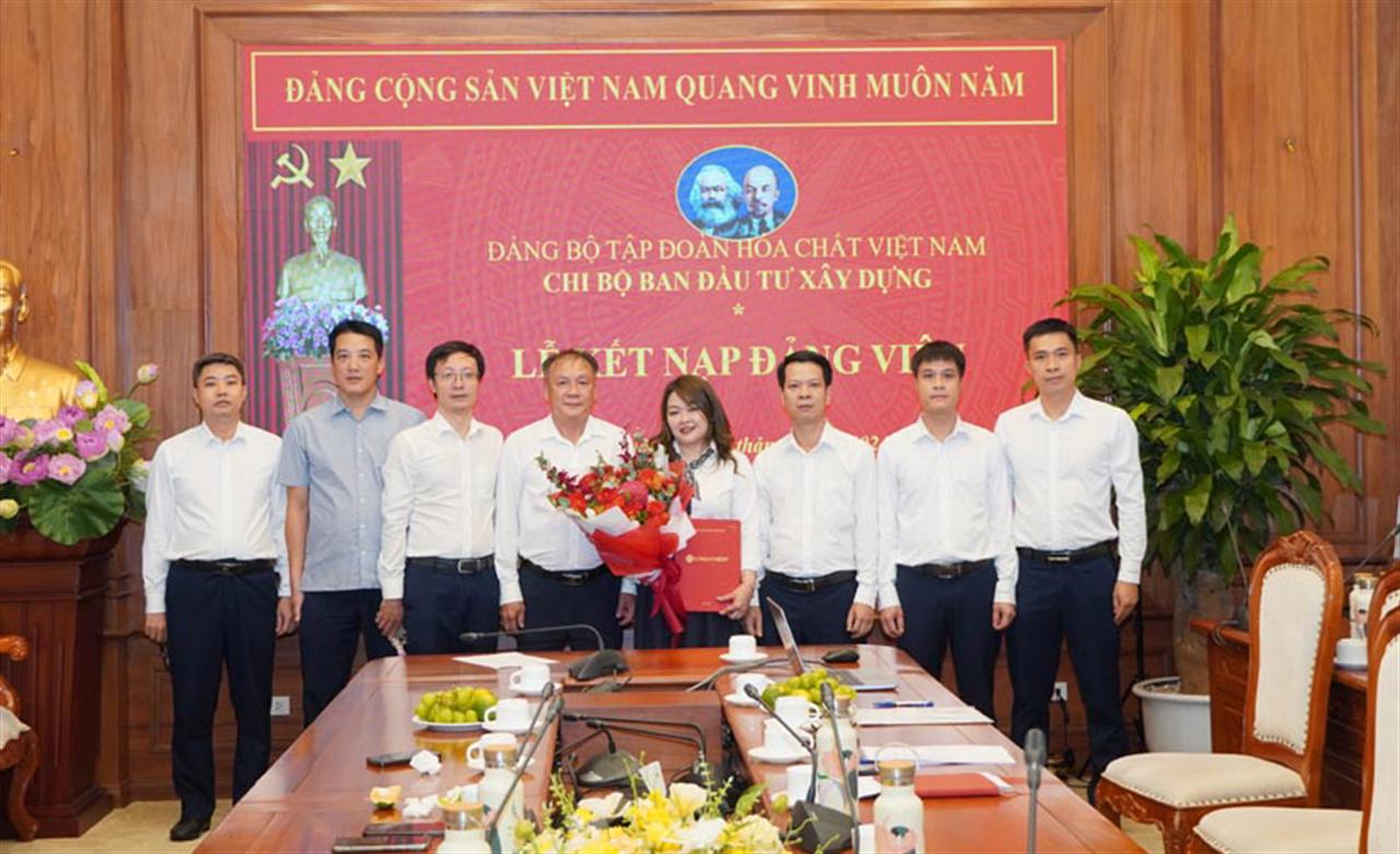 Chi bộ Ban Đầu tư Xây dựng tổ chức Lễ kết nạp Đảng viên mới