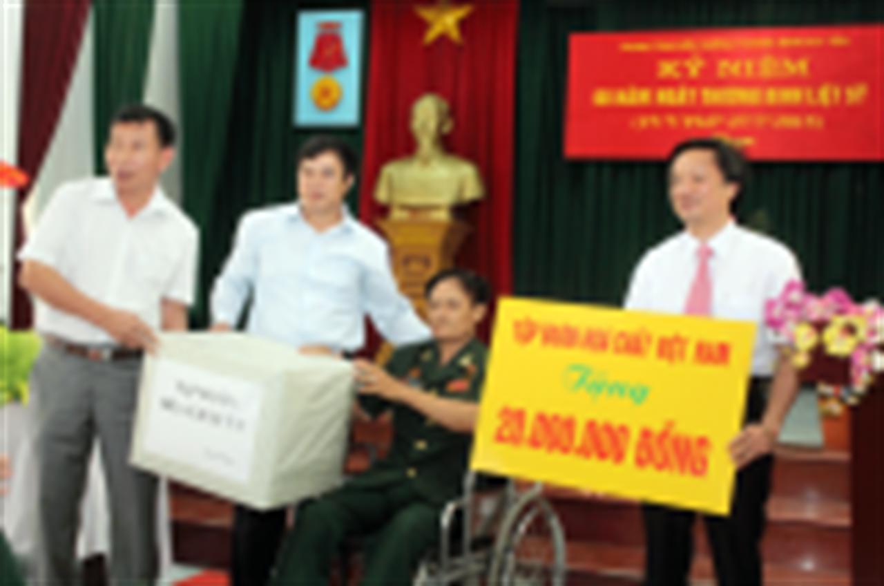 Lãnh đạo Tập đoàn thăm và tặng quà các đồng chí Thương, bệnh binh