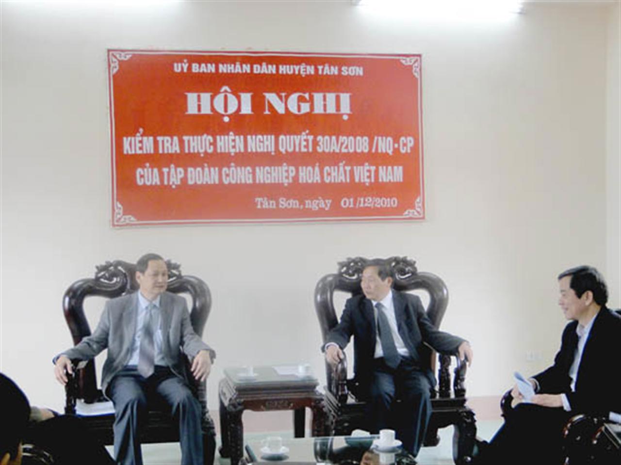 VINACHEM: Kiểm tra, giám sát kết quả thực hiện Nghị quyết 30a/2008/NQ-CP tại huyện Tân Sơn, Phú Thọ