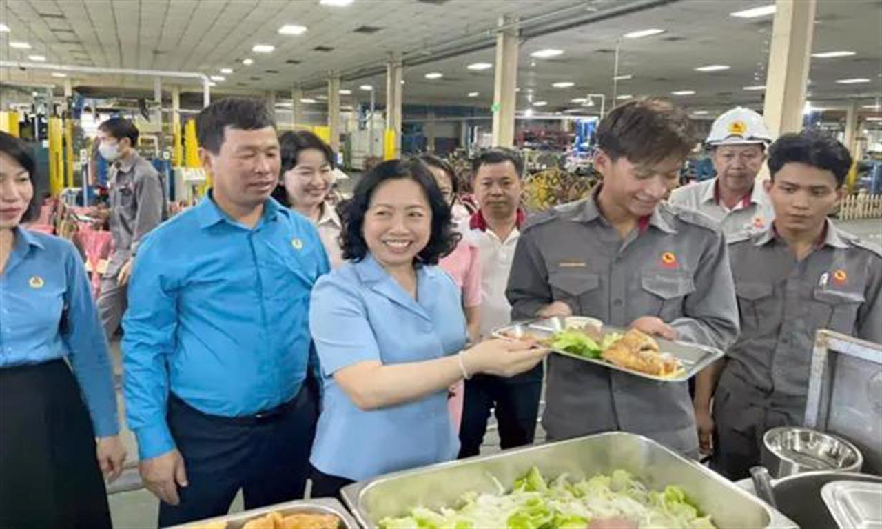 “Bữa cơm Công đoàn” năm 2025 – Đợt sinh hoạt chính trị sâu rộng trong toàn hệ thống Công đoàn Công nghiệp Hóa chất Việt Nam