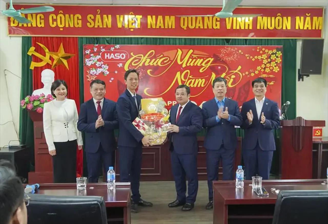 Mr. Phùng Quang Hiệp Visits, Extends Tet Greetings, and Presents Gifts to Workers of Hanoi Soap Joint Stock Company