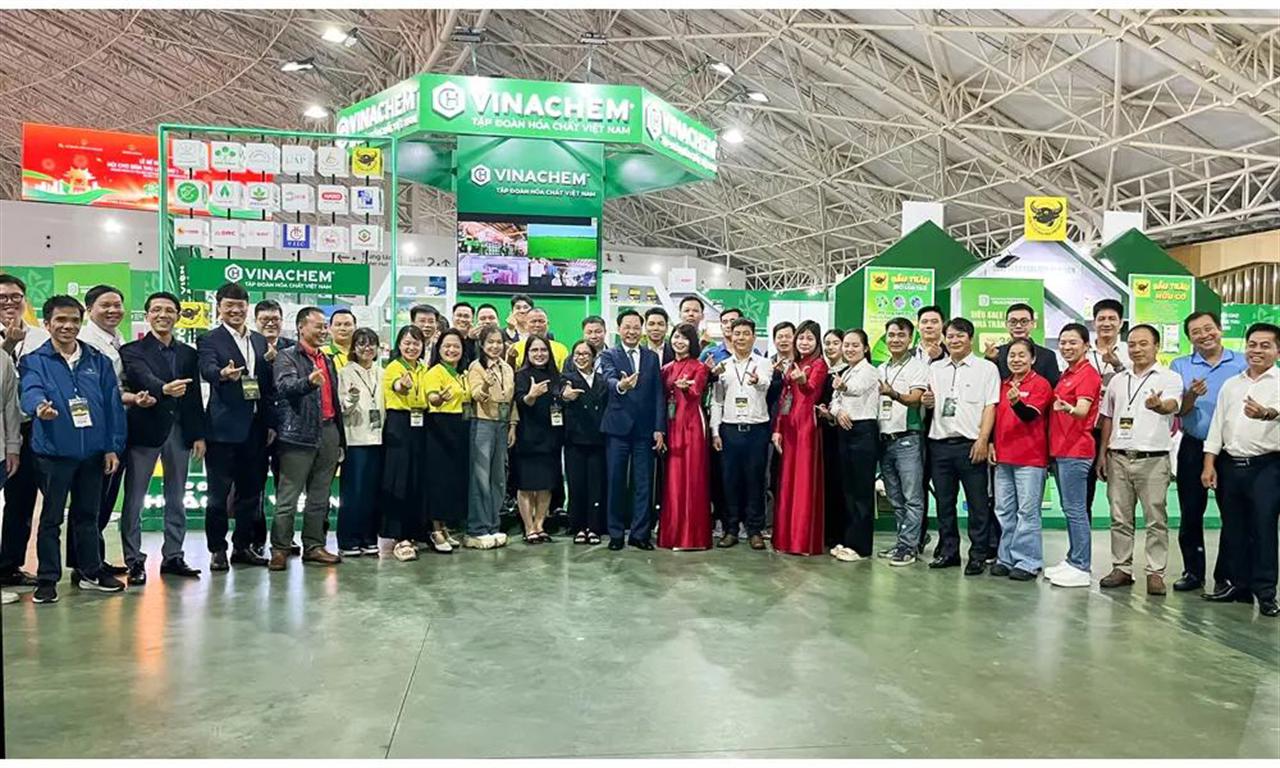 Tổng giám đốc Vinachem ghi nhận và biểu dương các cán bộ, đơn vị tham gia Hội chợ Mùa Thu năm 2025.