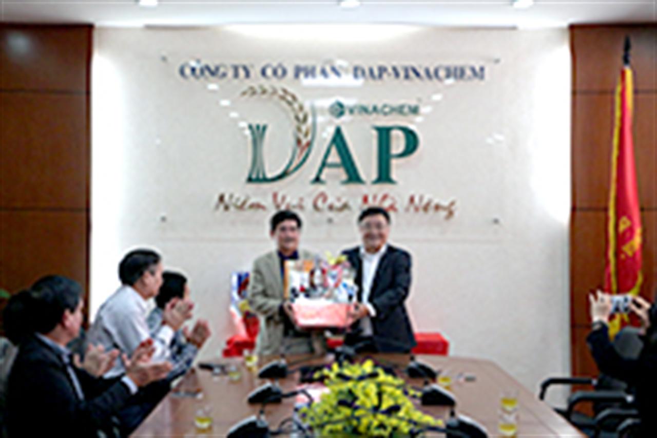 Lãnh đạo Tập đoàn thăm, tặng quà Tết cho NLĐ tại một số đơn vị gặp khó khăn