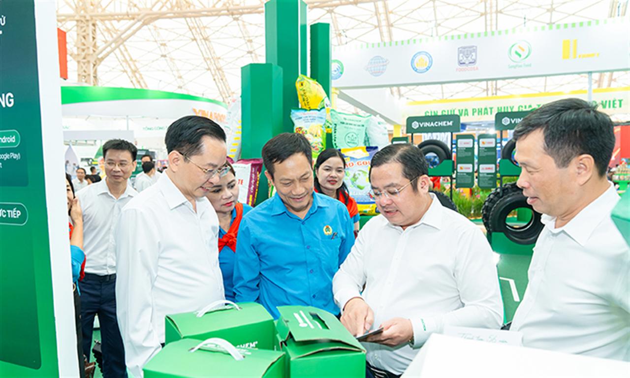 Ban Lãnh đạo Tập đoàn Hóa chất Việt Nam tham quan gian hàng Triển lãm “80 năm hành trình Độc lập – Tự do – Hạnh phúc”