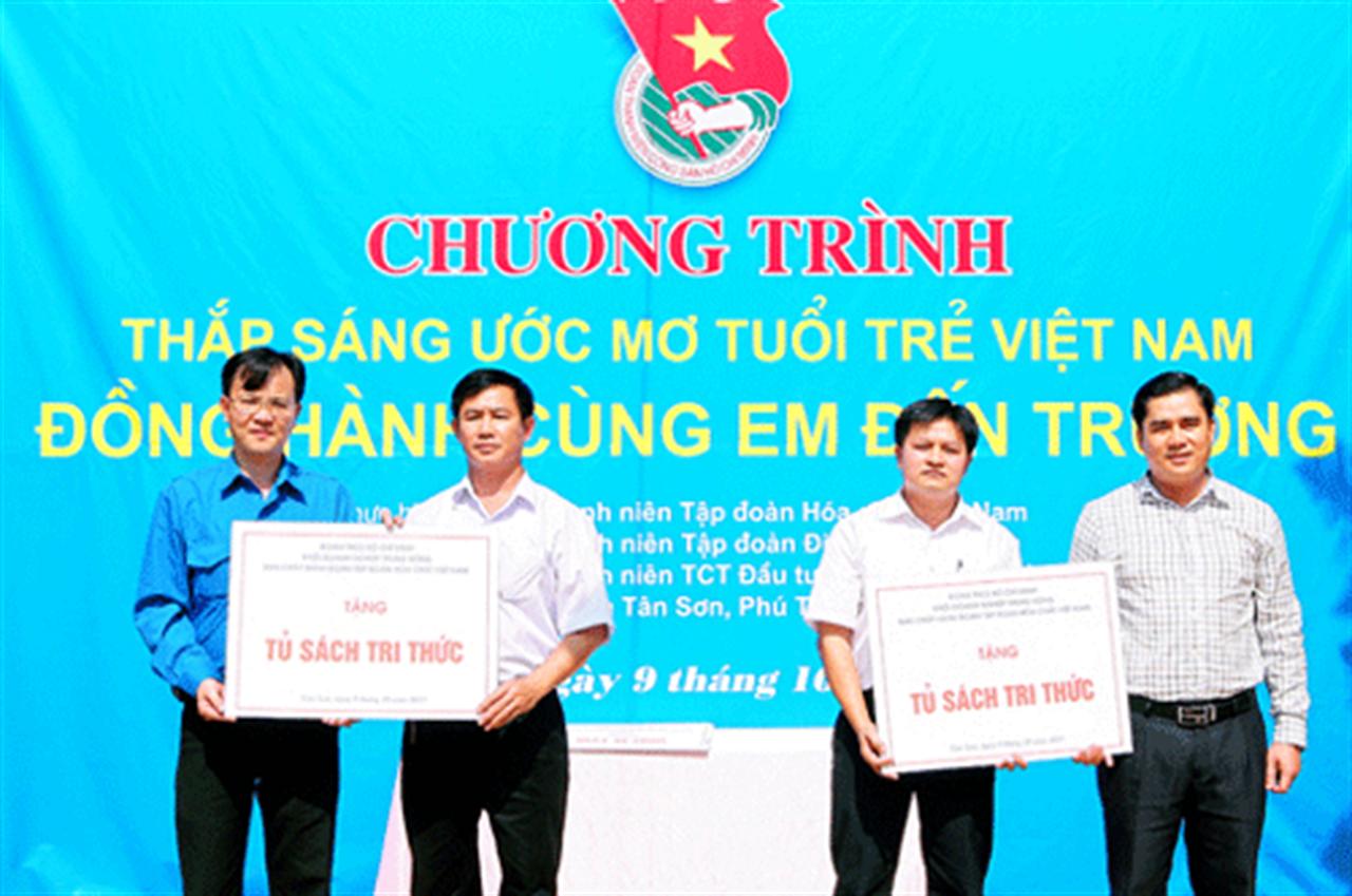 Đồng hành đến trường với các em học sinh huyện Tân Sơn, tỉnh Phú Thọ