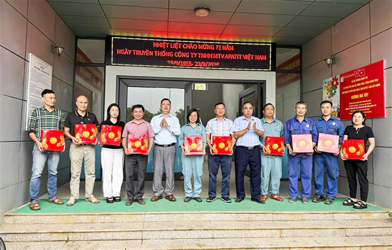 Công đoàn Công ty Apatit Việt Nam trao quà Trung thu đến người lao động