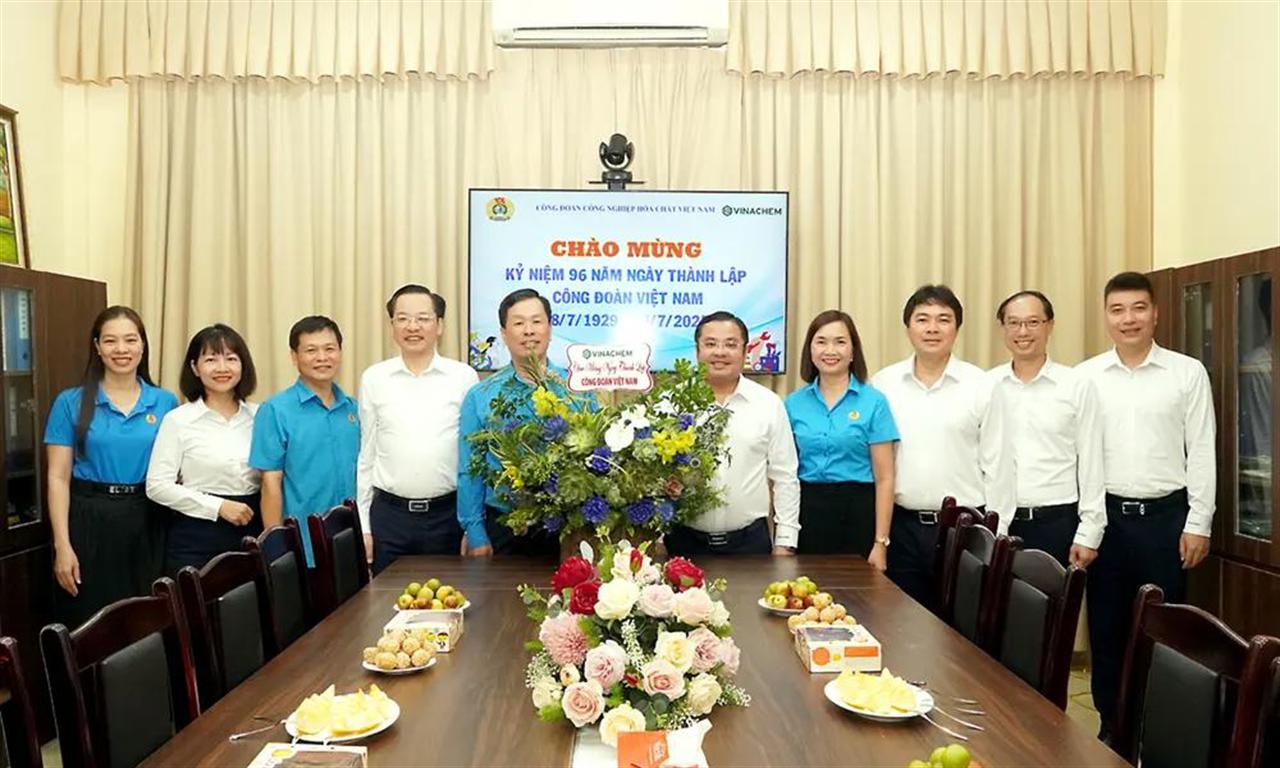 Lãnh đạo Tập đoàn chúc mừng Ngày thành lập Công đoàn Việt Nam