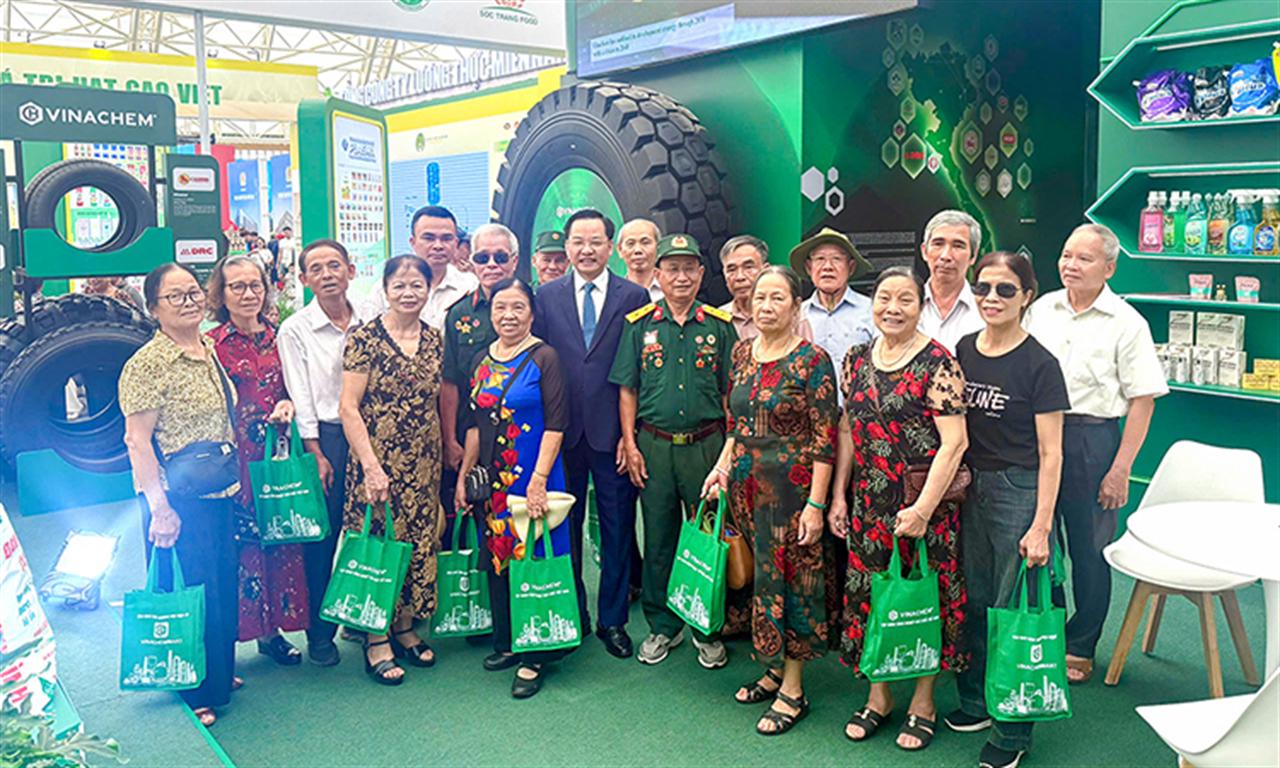 Vinachemmart gây sốt: tải app nhận quà, nghìn lượt truy cập tại triển lãm 80 năm